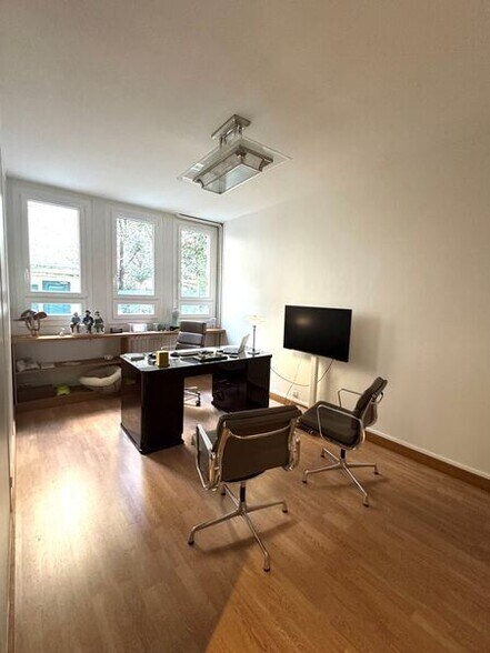 Office in Neuilly-sur-Seine for lease - Interior Photo - Image 2 of 5
