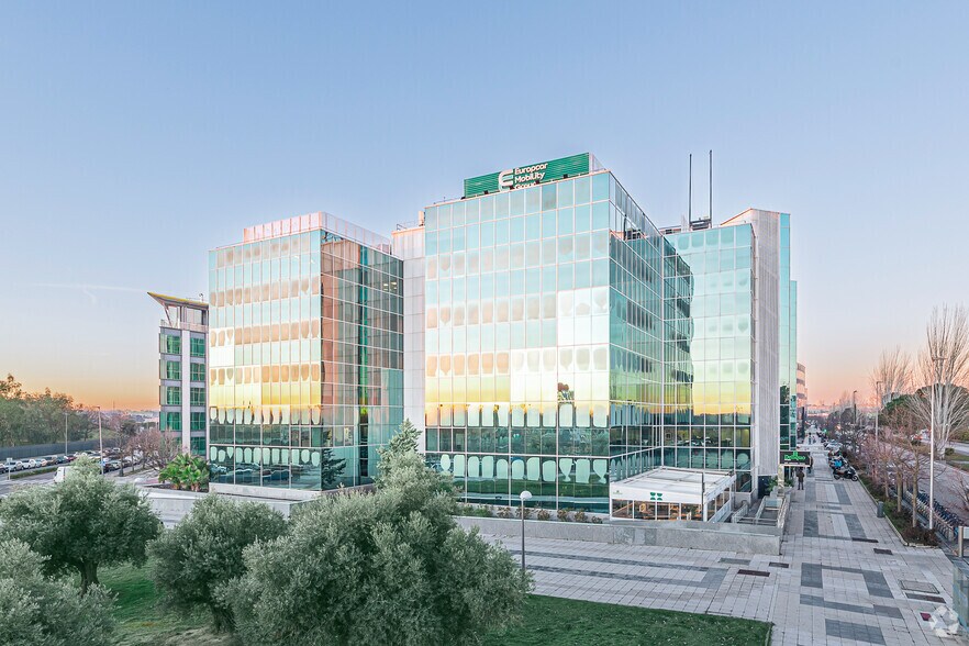 Avenida del Partenón, 16-18, Madrid, Madrid à louer - Photo du bâtiment - Image 2 de 4