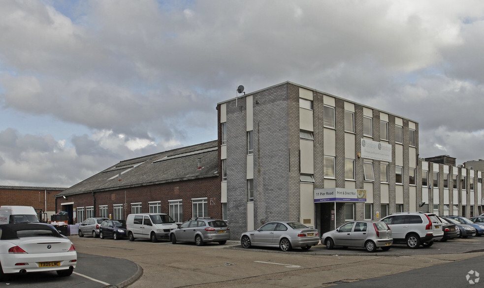 Pier Rd, Feltham for lease - Building Photo - Image 3 of 6