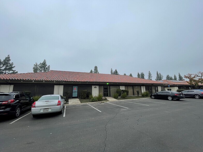 5070 N 6th St, Fresno, CA for lease - Building Photo - Image 2 of 12
