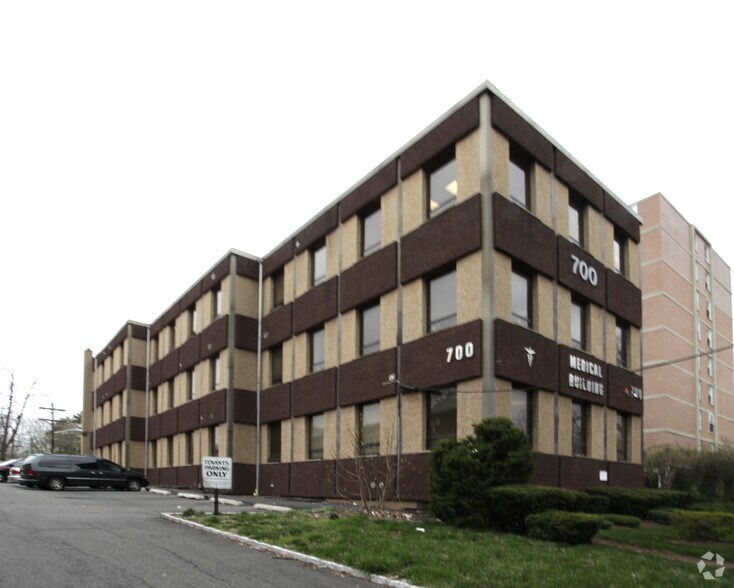 700 N Broad St, Elizabeth, NJ à vendre - Photo du bâtiment - Image 3 de 14