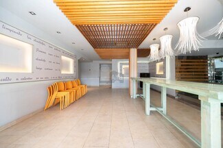 Plus de détails pour Multi-résidentiel à vendre