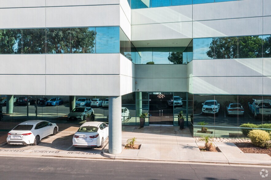 2155 Chicago Ave, Riverside, CA à louer - Photo du bâtiment - Image 2 de 6
