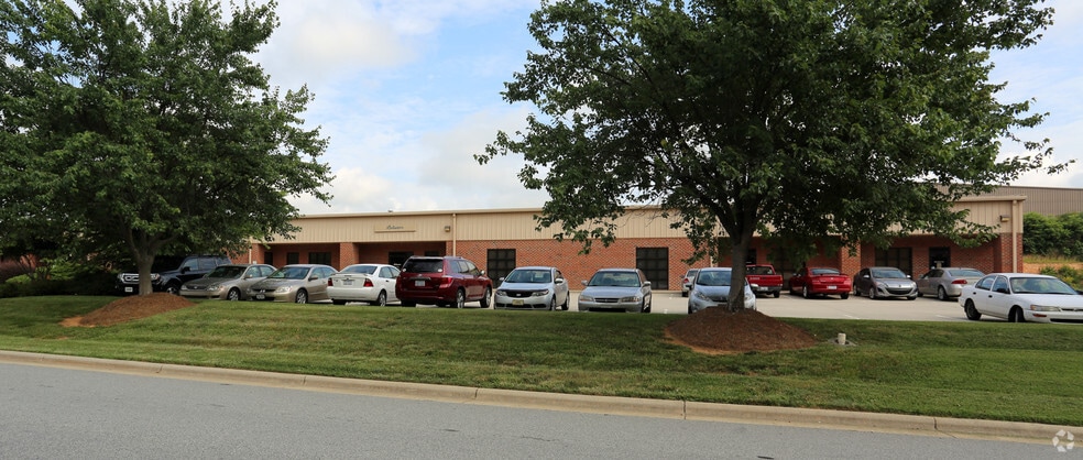 621 Indeneer Dr, Kernersville, NC for lease - Building Photo - Image 3 of 4