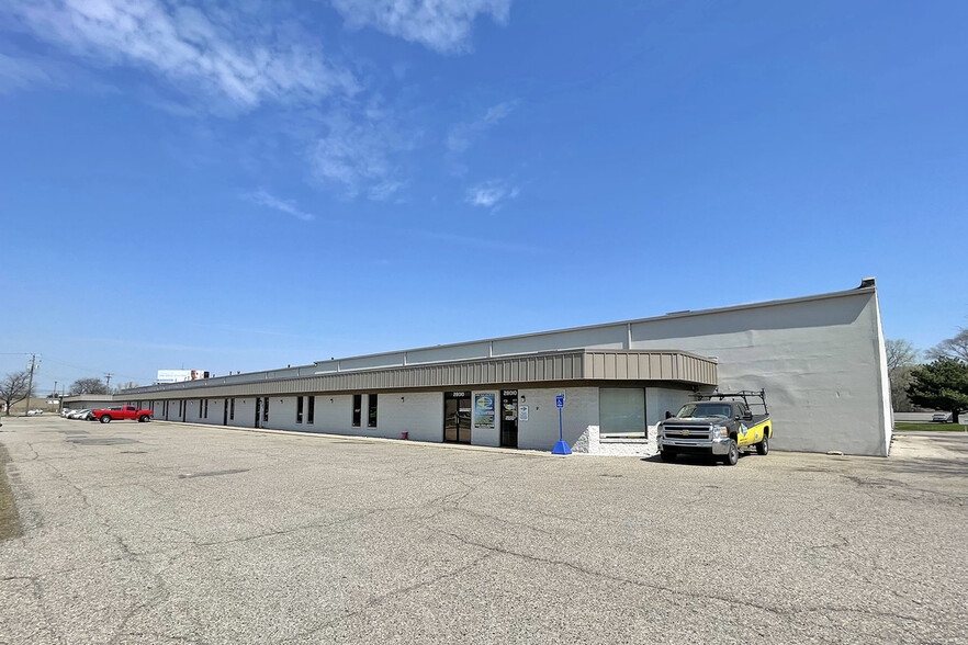 28010-28030 Groesbeck Hwy, Roseville, MI for lease - Building Photo - Image 1 of 2