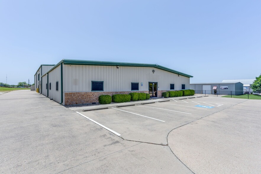 1916 Lone Star Rd, Mansfield, TX for lease - Building Photo - Image 1 of 15