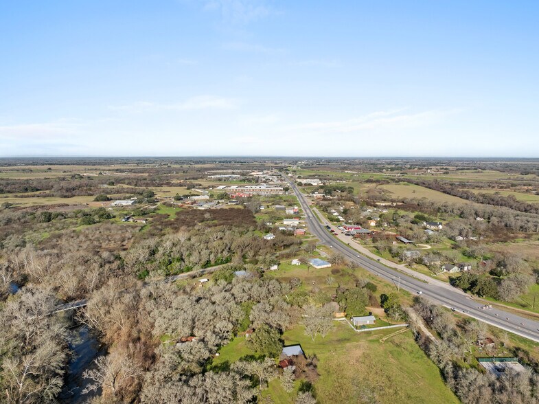 1417 W State Highway 71, La Grange, TX à louer - Photo du bâtiment - Image 3 de 40