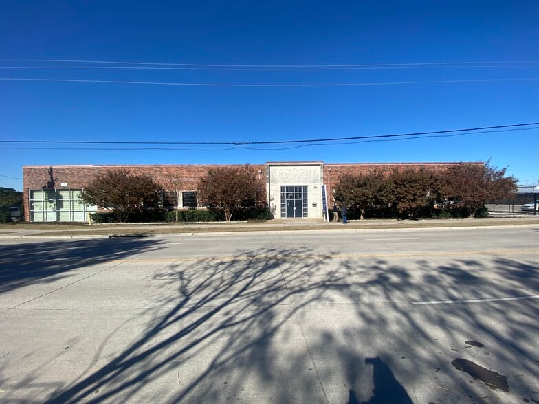 2335 Burbank St, Dallas, TX for lease - Building Photo - Image 1 of 5