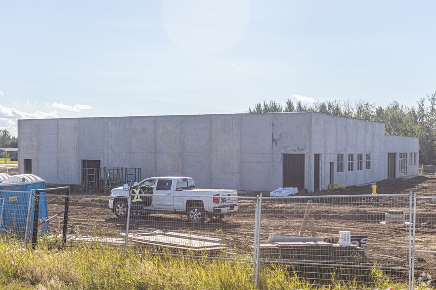 730 Parkland Hwy, Stony Plain, AB for lease - Building Photo - Image 3 of 3