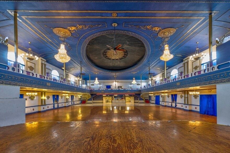 5670 58th St, Maspeth, NY à vendre - Photo du bâtiment - Image 3 de 42