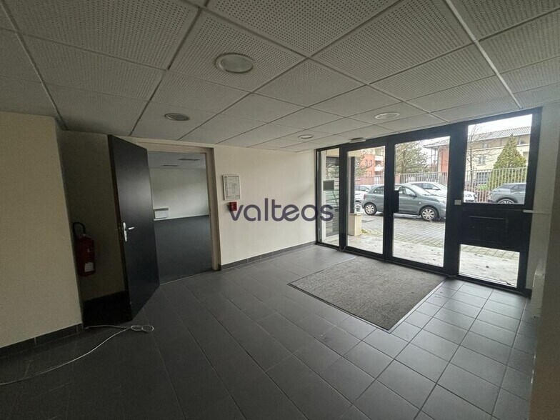 7 Rue Paul Valéry, Tournefeuille for sale - Lobby - Image 2 of 6