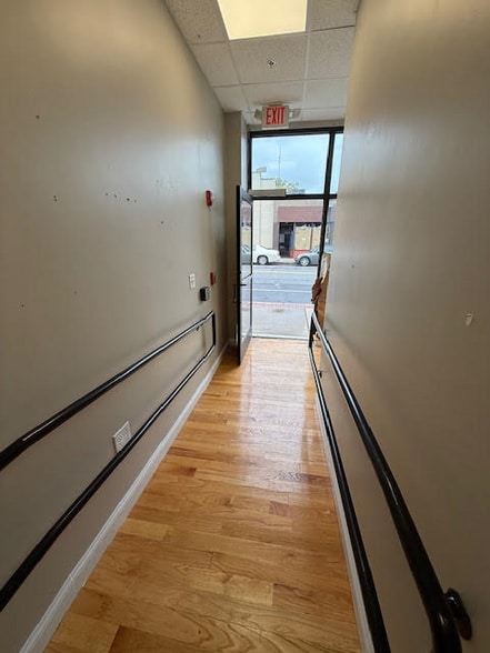 580-590 Moody St, Waltham, MA for lease - Building Photo - Image 2 of 6