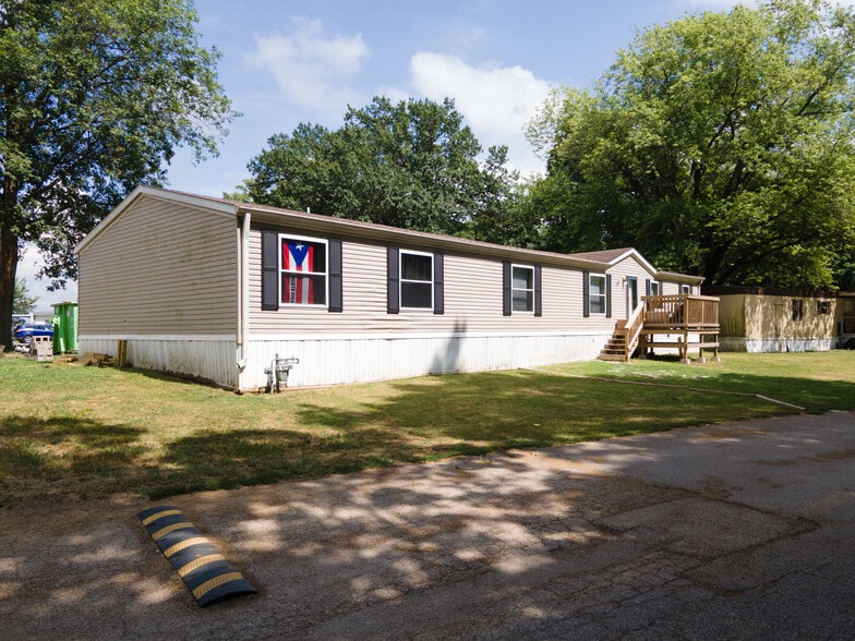 1100 W Locust St, Canton, IL for sale - Building Photo - Image 2 of 11