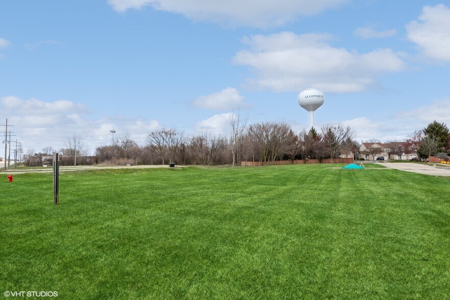 2101 E Algonquin Rd, Algonquin, IL à vendre - Photo du bâtiment - Image 3 de 13