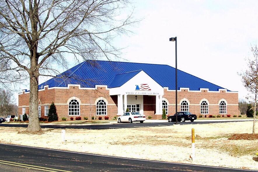 4335 Matthews-Mint Hill Rd, Matthews, NC à louer - Photo du bâtiment - Image 2 de 9