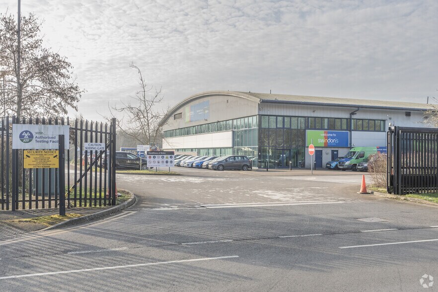 Barnfield Rd, Swindon à louer - Photo du bâtiment - Image 2 de 3