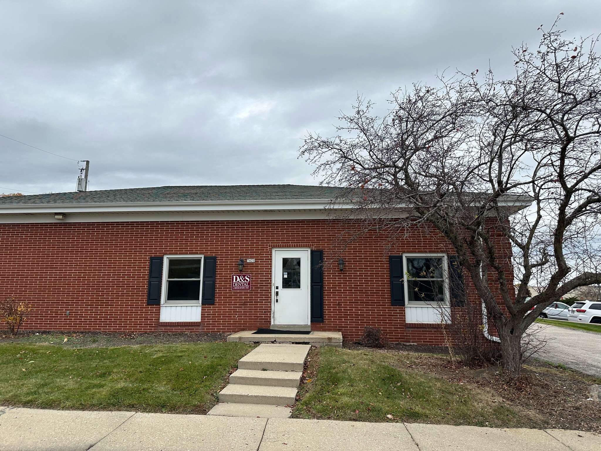7420 W Forest Home Ave, Greenfield, WI for lease Primary Photo- Image 1 of 10