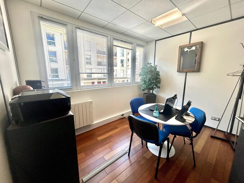 Bureau dans Bussy-Saint-Georges à vendre - Photo du bâtiment - Image 2 de 15