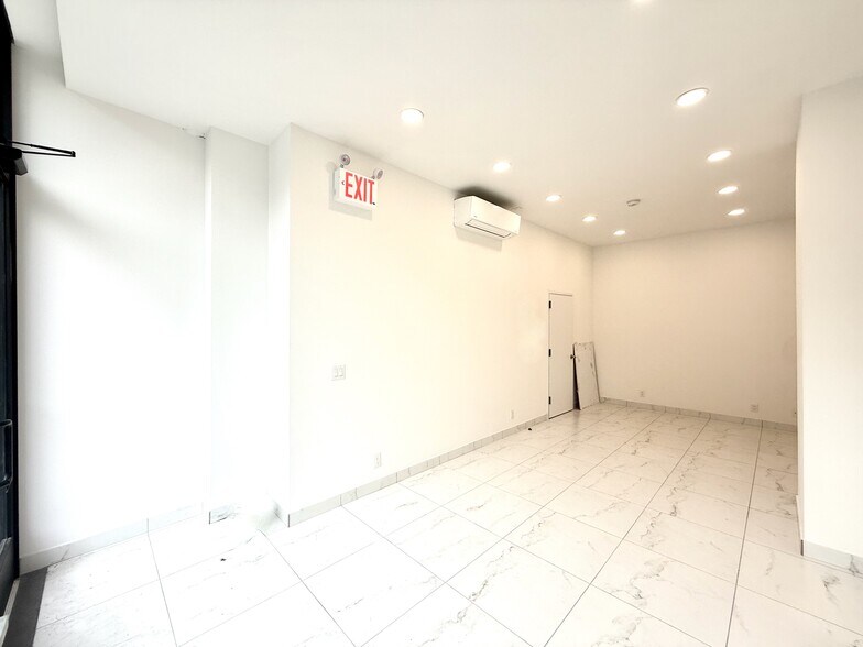 48-15 43rd Ave, Sunnyside, NY à louer - Photo du bâtiment - Image 2 de 8