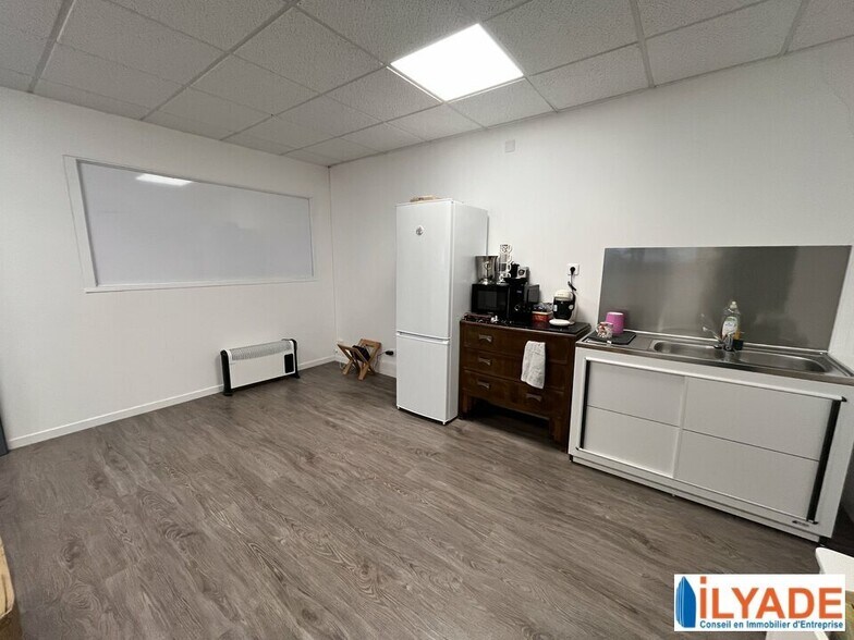 Office in Rousset for lease - Interior Photo - Image 3 of 8