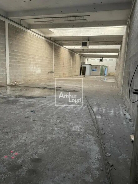 Local d'activités dans Saint-Fargeau-Ponthierry à vendre - Photo du bâtiment - Image 1 de 4