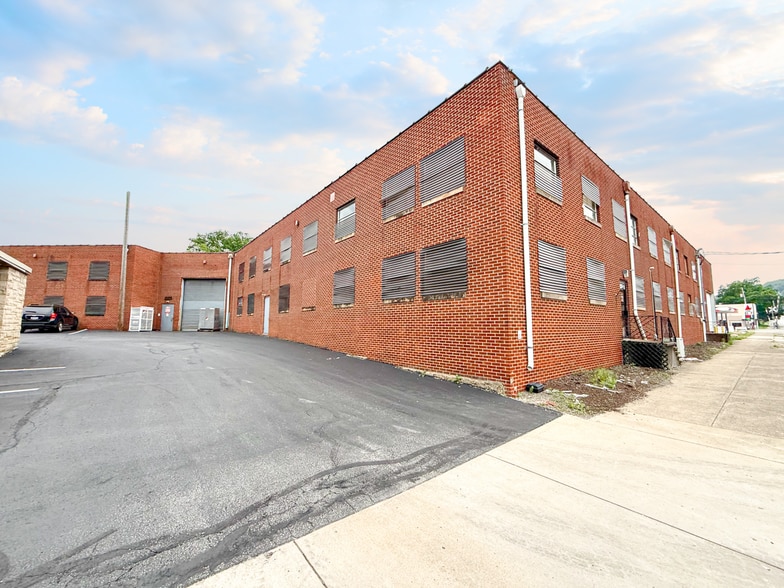 416 Pittsburgh Cir, Ellwood City, PA for lease - Building Photo - Image 1 of 16