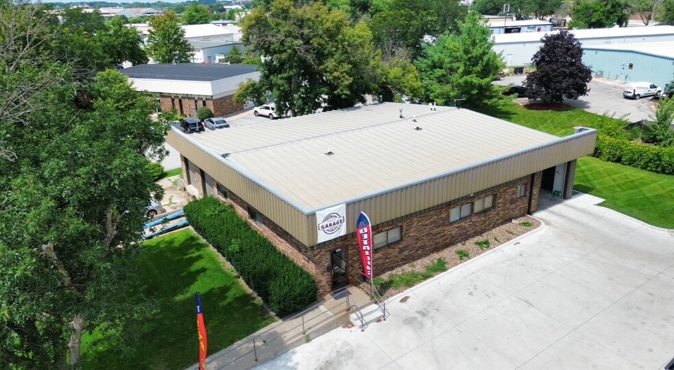 9205 Swanson Blvd, Clive, IA for lease - Building Photo - Image 1 of 7