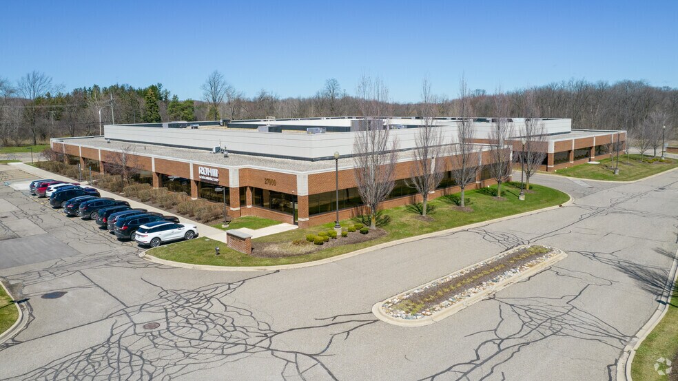 27000 Meadowbrook Rd, Novi, MI à louer - Photo du bâtiment - Image 3 de 6