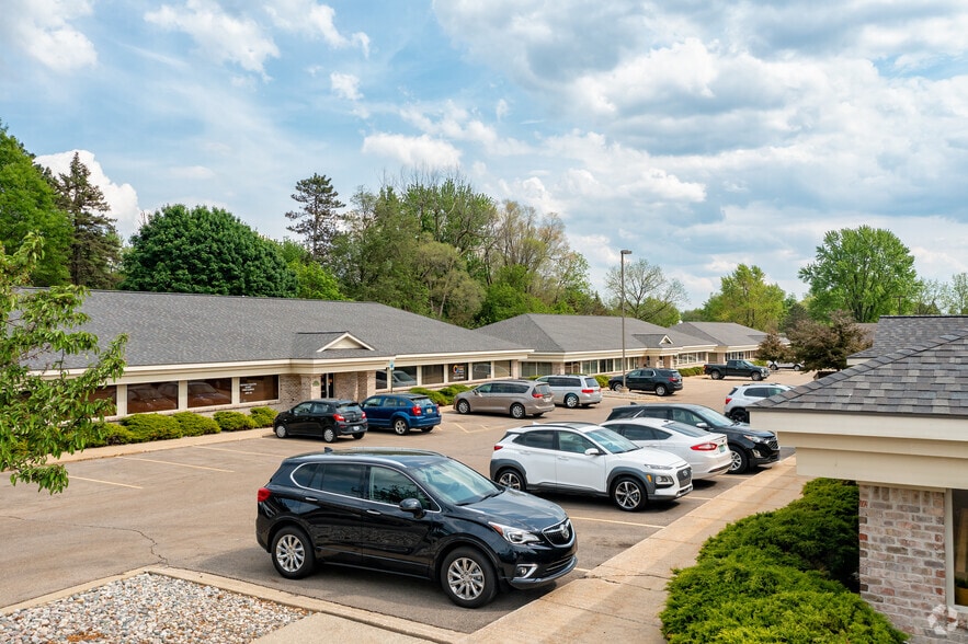 Crown Pointe Business Park portfolio of 5 properties for sale on LoopNet.ca - Building Photo - Image 2 of 14