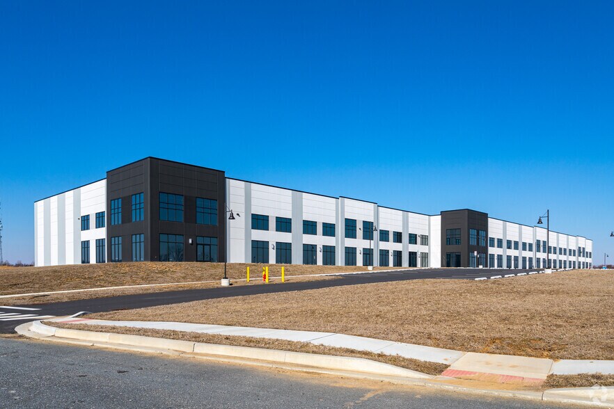 5806 DuPont Pky, Smyrna, DE à louer - Photo du bâtiment - Image 2 de 18