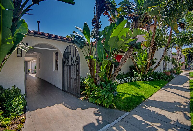 1062 S Robertson Blvd, Los Angeles, CA à louer - Photo du bâtiment - Image 1 de 6