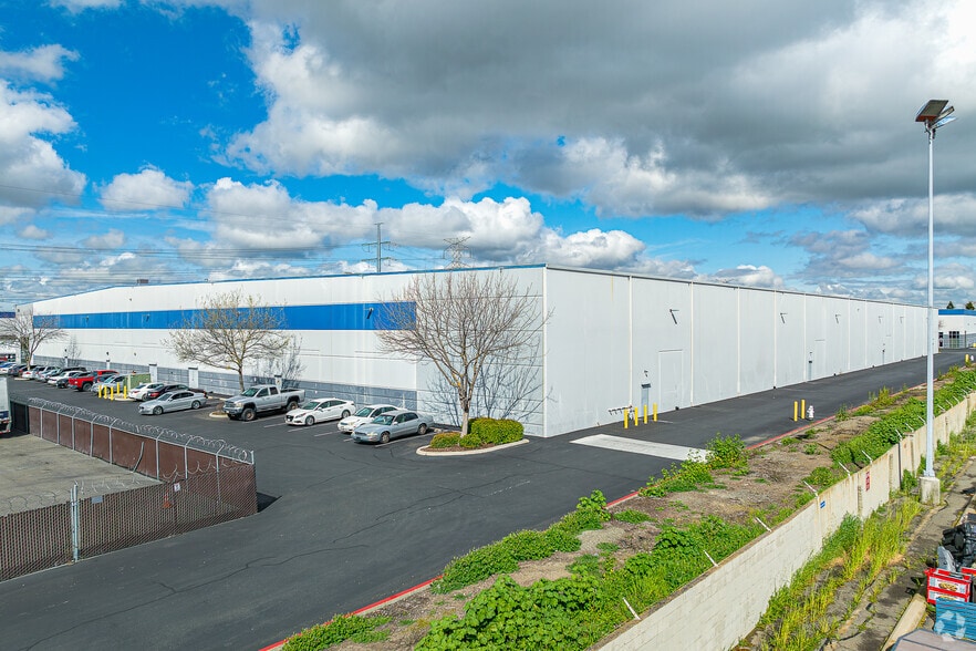 925 National Dr, Sacramento, CA for lease - Building Photo - Image 3 of 18