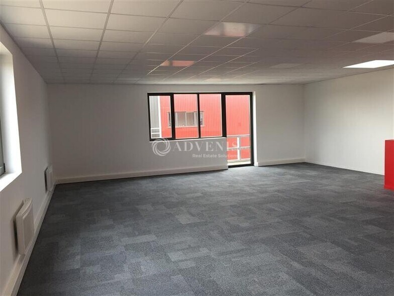 Flex in Saint-Pierre-du-Perray for lease - Building Photo - Image 3 of 7