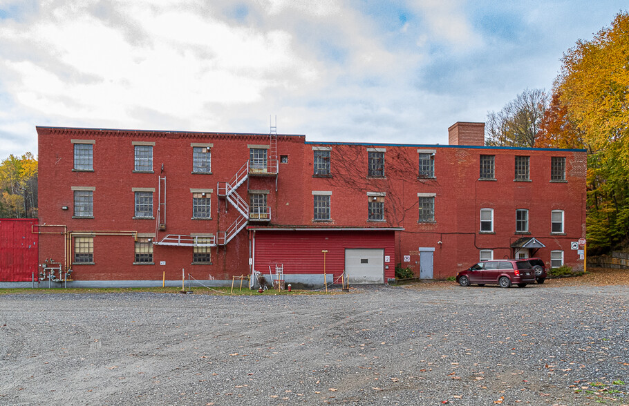 253 Rue Michaud, Coaticook, QC for lease - Building Photo - Image 2 of 19