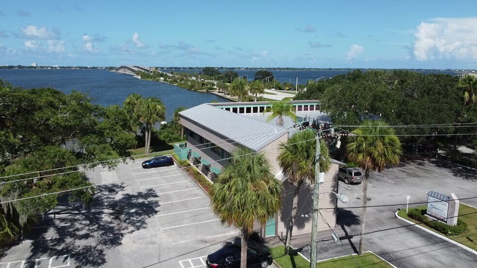 1819 Riverview Dr, Melbourne, FL à vendre - Vidéo sur l’inscription commerciale - Image 2 de 12