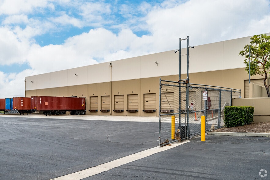 2530 E Lindsay Privado, Ontario, CA for lease - Building Photo - Image 2 of 2