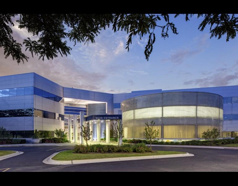 5500 Auto Club Dr, Dearborn, MI à louer Photo du bâtiment- Image 1 de 7