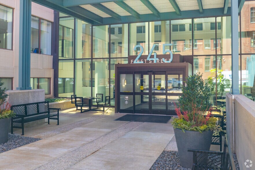 245 First St, Cambridge, MA à louer - Photo du bâtiment - Image 3 de 4