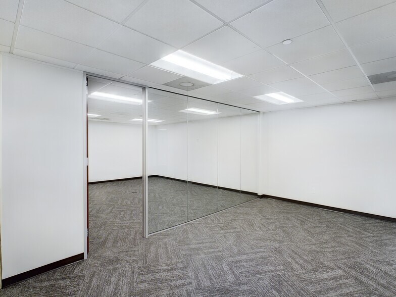 1420 W Mockingbird Ln, Dallas, TX à louer - Photo intérieure - Image 2 de 16