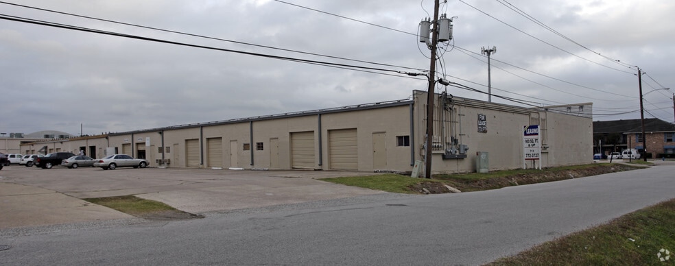 6910 Renwick Dr, Houston, TX à louer - Photo du bâtiment - Image 2 de 2
