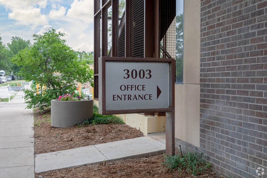 3003 E 3rd Ave, Denver, CO à louer - Photo du bâtiment - Image 3 de 9