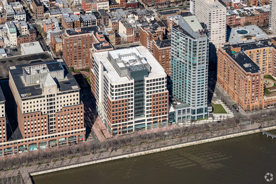 221 River St, Hoboken, NJ à louer - Photo du bâtiment - Image 1 de 13