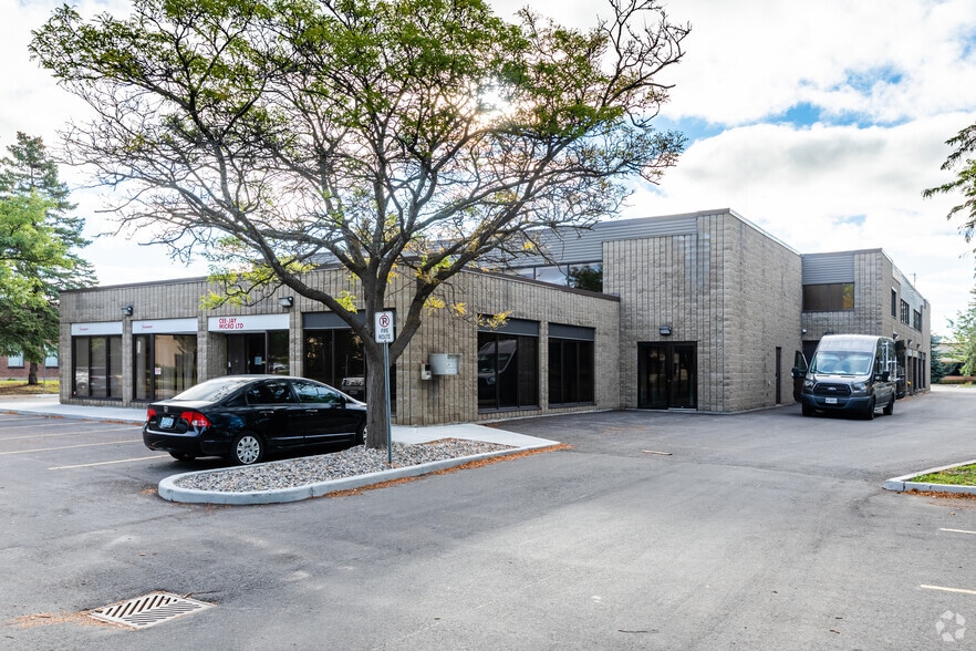 155 Terence Matthews Cres, Ottawa, ON à vendre - Photo du bâtiment - Image 2 de 8