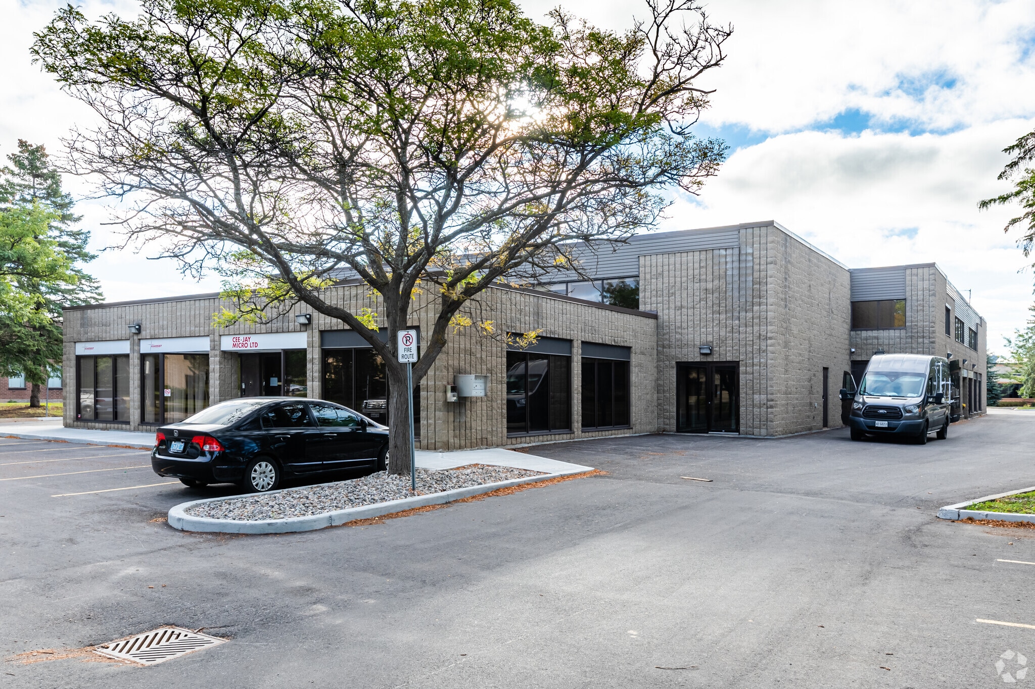 155 Terence Matthews Cres, Ottawa, ON à louer Photo du bâtiment- Image 1 de 18