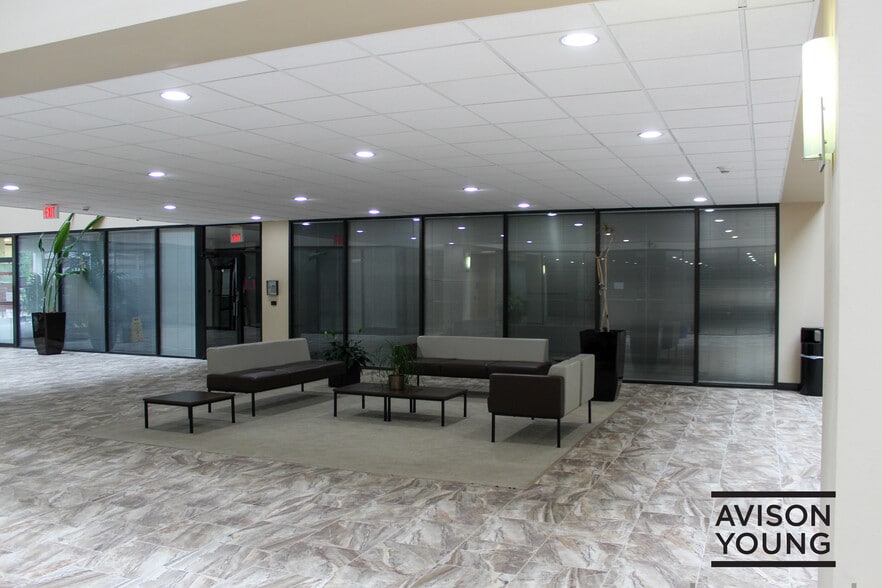 390 Glenborough Dr, Houston, TX for lease - Lobby - Image 2 of 3