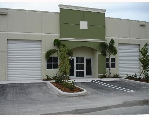 2071 NW 112th Ave, Miami, FL à louer Photo du bâtiment- Image 1 de 3