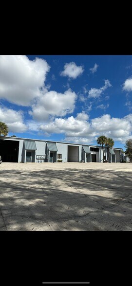 11999 N 49th St, Clearwater, FL à louer - Photo du bâtiment - Image 2 de 4