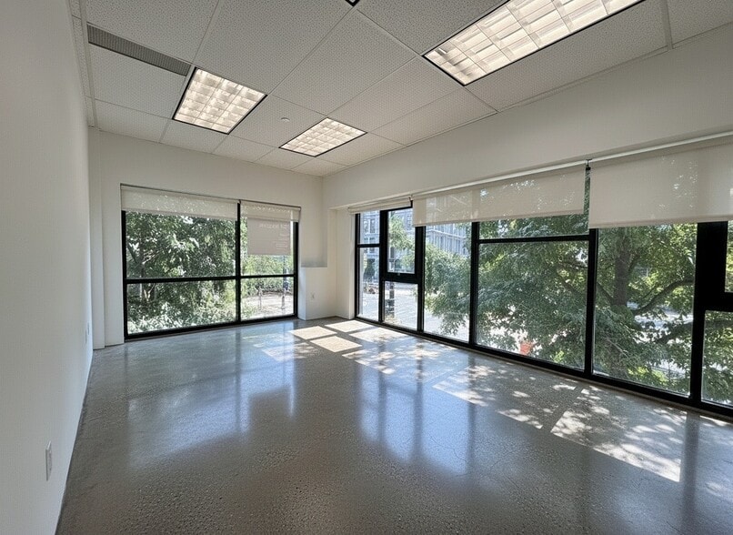 400 Bedford Ave, Brooklyn, NY for lease - Interior Photo - Image 2 of 16