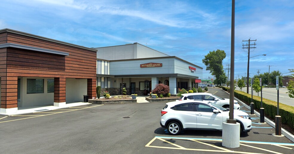 2305-2349 Jericho Tpke, Garden City Park, NY à louer - Photo du bâtiment - Image 2 de 6