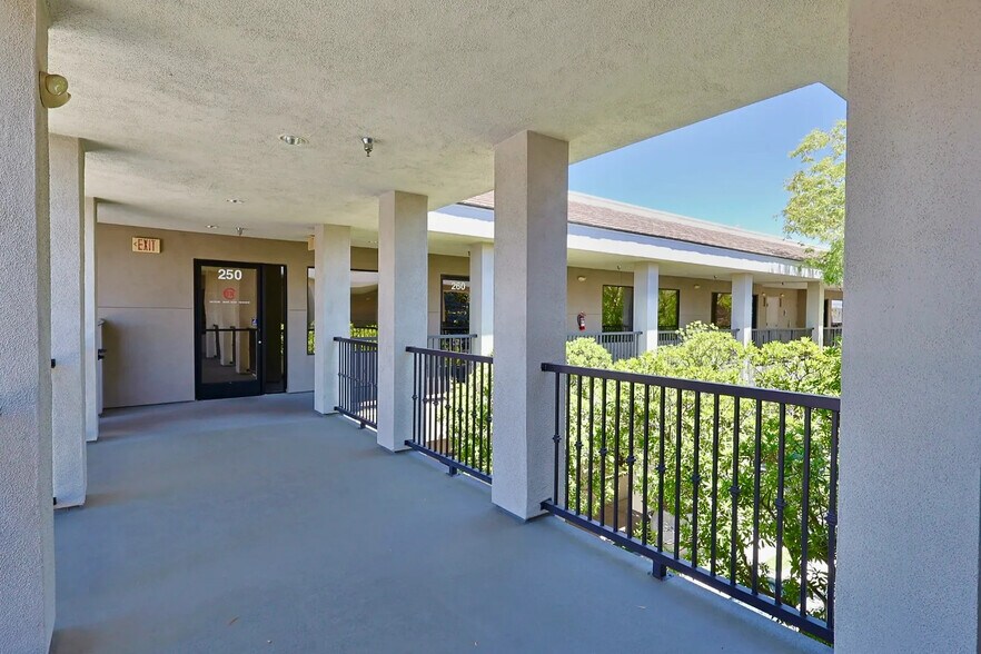 8290 W Sahara Ave, Las Vegas, NV à louer - Photo du bâtiment - Image 3 de 12